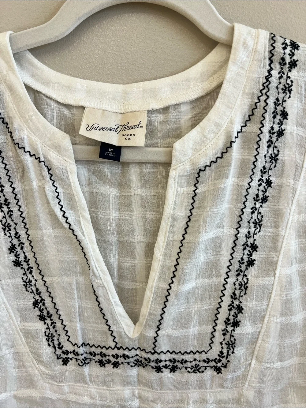 Universal Thread Embroidered Top - Picture 3 of 6